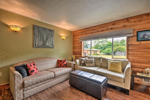 Gold Beach Apartment with Activities - 2 Mi to Ocean