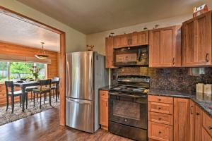 Gold Beach Apartment with Activities - 2 Mi to Ocean