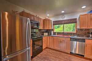 Gold Beach Apartment with Activities - 2 Mi to Ocean