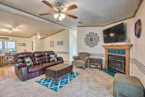 Cedar Creek Lake Access Retreat with Deck