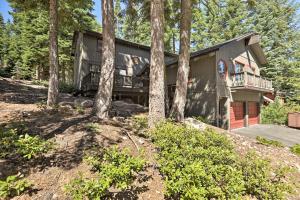 North Lake Tahoe Cabin 4 Mi to the Beach!