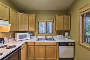 Trego Cabin with Mountain Views and Lake Access!