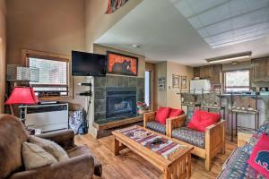 Cabin-Style Condo with Deck Near Angel Fire Resort