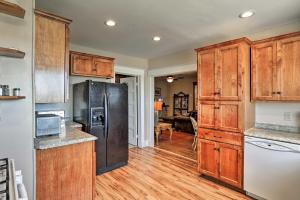 Wyoming Farmhouse Retreat! 10 Mi to Bighorn Canyon