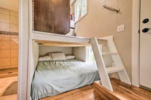 Greencastle Tiny House, Walk to Raccoon Lake!