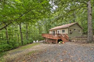 Holiday Home room in Secluded Luray Cabin with BBQ 11mi to Caverns!