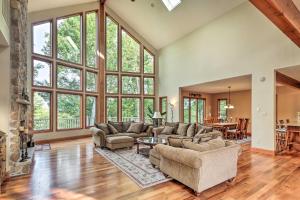 Holiday Home room in Lake Harmony Home with Deck Near Skiing and Golf
