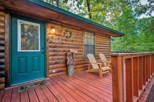 Broken Bow Cabin w/ Hot Tub, Near Hiking + Fishing