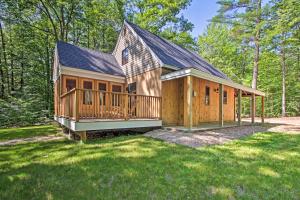 Luxe Cabin BBQ, Deck, 2 Mi to Cranmore Mtn Resort