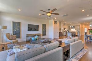 Modern Main St Apt in Downtown Waynesville! - 3hvězdičkové hotely ve městě Waynesville