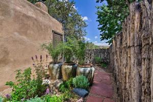 Modern Condo w Santa Fe Charm 1 Mi to Plaza