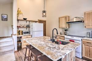 5 Mi to Ski Resort: Mtn-View Breck Home w Hot Tub