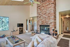 Pine Mountain Club Cottage w Wraparound Deck!