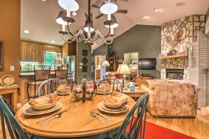 Screened Porch and 3 Decks Beech Mountain Cabin