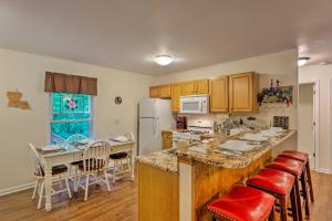 Beech Mountain Home with Covered Deck, Near Skiing!