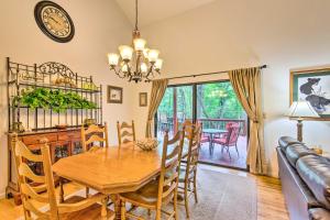 1 Mi to Marina Lake Toxaway Cabin with Fire Pit