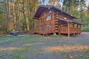 obrázek - Custom Riverfront Log Home near Stevens Pass!