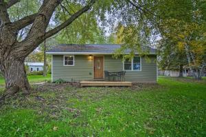 Pet-Friendly Petoskey Area Cabin, Walk to River!