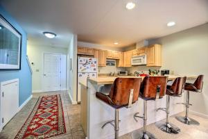 Cozy Condo with Patio, Walk to Burke Mountain!