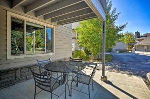 1 Block to Waterfront Grand Lake Condo with Balcony - 3hvězdičkové hotely ve městě Grand Lake