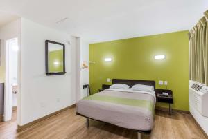 Deluxe Queen Room - Non-Smoking room in Studio 6-Jacksonville FL - South