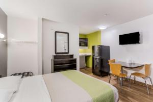 Deluxe Queen Room - Smoking room in Studio 6-Jacksonville FL - South