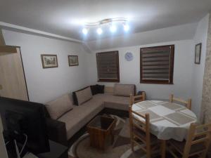 Apartment Lazic vila Suri