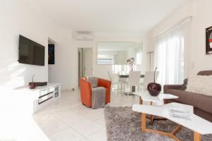 MARIOTT AREA: SUNNY 2 BEDS 2 BATHS