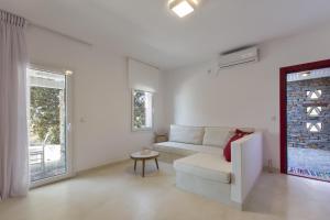 Apartment with a sea view and swimming pool, in the area of Koundouros