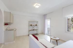 Apartment with a sea view and swimming pool, in the area of Koundouros