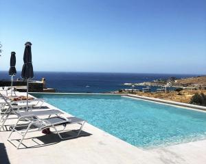 Modern home with 2 apartments, a swimming pool and sea view, ideal for 2 familes or a grou Kea Greece