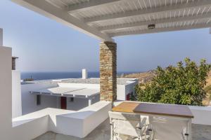 Modern home with 2 apartments, a swimming pool and sea view, ideal for 2 familes or a grou Kea Greece