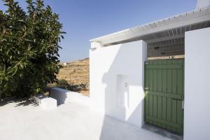 Modern home with 2 apartments, a swimming pool and sea view, ideal for 2 familes or a grou Kea Greece