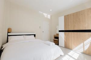 Glass House, Mountain View, Near Airport-City