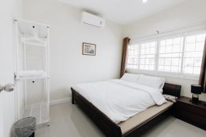 Glass House, Mountain View, Near Airport-City