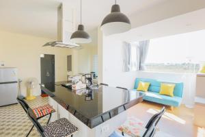 Glass House, Mountain View, Near Airport-City