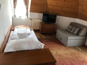Triple Room with Balcony room in Zöldtető Panzió
