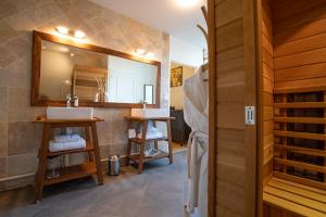 Hotels Le Castel Pierre - Maison privee 4 etoiles - 18 personnes : photos des chambres
