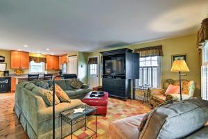 Traditional Marthas Vineyard Home with Porch and Yard - 4hvězdičkové hotely ve městě Oak Bluffs