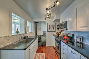 Chic Downtown Home with Grill, Steps to Main Street!