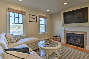 Chatham Home about 1 Mi to Town and Oyster Pond Beach - Чатем
