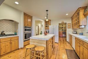 Luxe Lake Arrowhead Home with Deck, 3 Mi to Village!