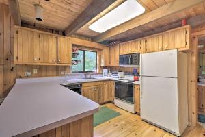 Cabin w 3 Acres, Tennis Courts: By 4 Ski Mtns