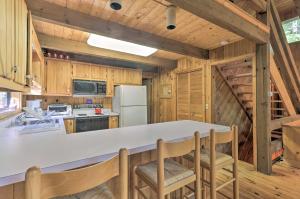 Cabin w 3 Acres, Tennis Courts: By 4 Ski Mtns