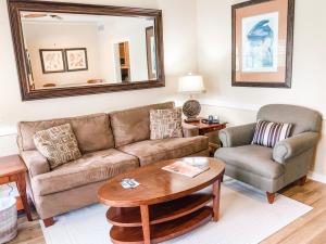 Deluxe King Suite room in The Lodge at The Bluffs