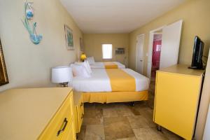 Suite with Pool View room in American Safari Motel