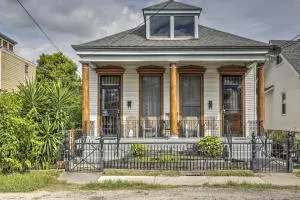 Walk to River, Tram and Zoo Classic NOLA Home! - Westwego