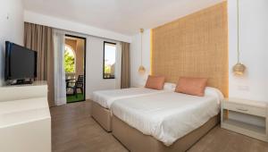 Studio with Balcony (2 Adults) room in Apartamentos Sinfony