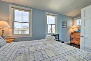 Near Whalers Wharf! Provincetown Penthouse Apt
