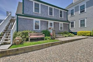 Near Whalers Wharf! Provincetown Penthouse Apt